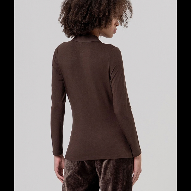 Camisa justa, em castanho chocolate, em fina viscose de bambu, macia e leve. Gola clássica, fechamento de botão à mesma cor e mangas longas, com uma sensação muito confortável de camisa.