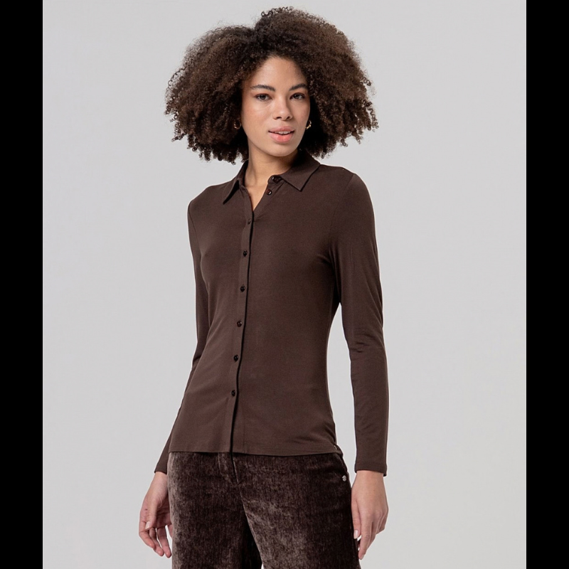 Camisa justa, em castanho chocolate, em fina viscose de bambu, macia e leve. Gola clássica, fechamento de botão à mesma cor e mangas longas, com uma sensação muito confortável de camisa.
