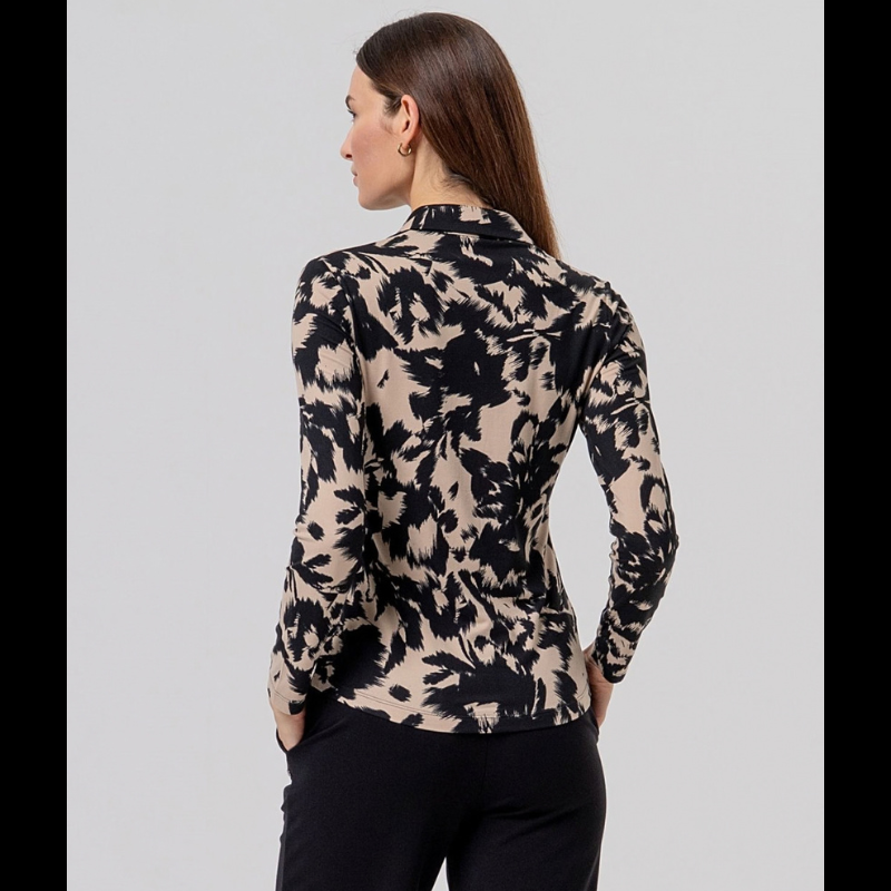 Camisa estampada preta e bege em tecido fino e fluido com toque sedoso. Corte ajustado de manga comprida, gola clássica e botões pretos. Impressão abstrata exclusiva em preto e bege que combina com qualquer guarda-roupa.