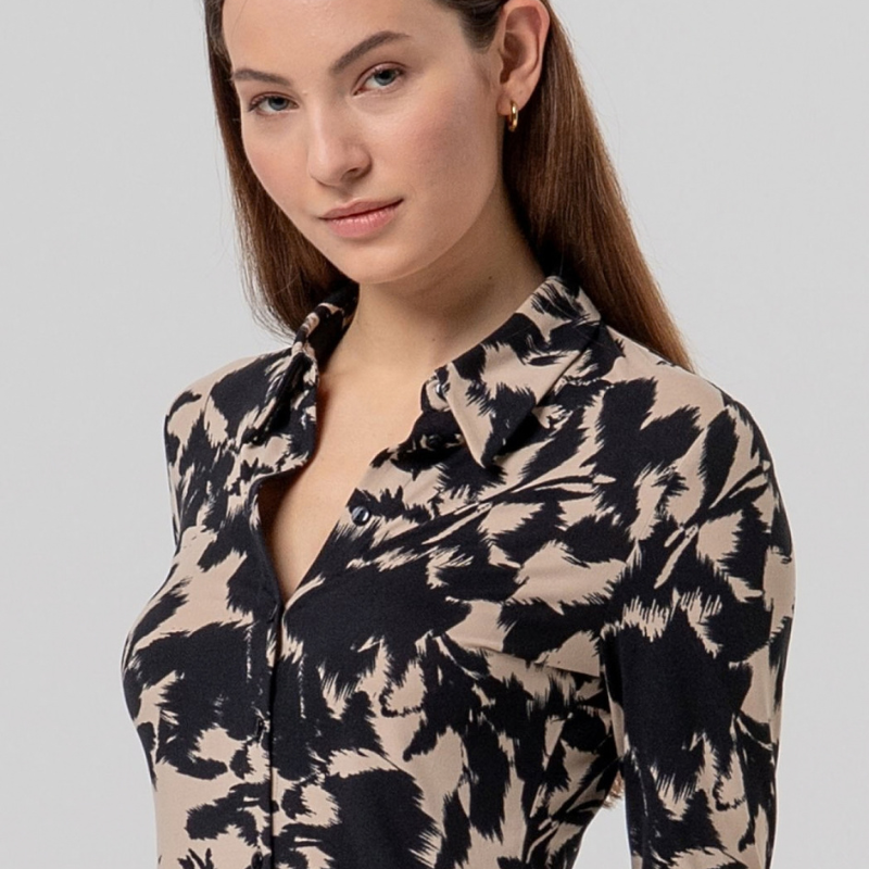 Camisa estampada preta e bege em tecido fino e fluido com toque sedoso. Corte ajustado de manga comprida, gola clássica e botões pretos. Impressão abstrata exclusiva em preto e bege que combina com qualquer guarda-roupa.