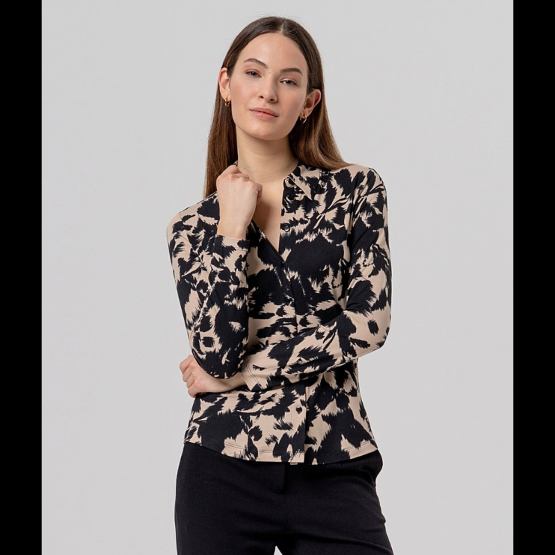 Camisa estampada preta e bege em tecido fino e fluido com toque sedoso. Corte ajustado de manga comprida, gola clássica e botões pretos. Impressão abstrata exclusiva em preto e bege que combina com qualquer guarda-roupa.