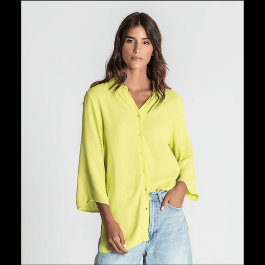Camiseiro lima com botões na frente. Manga 3/4 soltas.
Composição: 100%Viscose
Nota: Cava a cava mede 50cm (M/L)