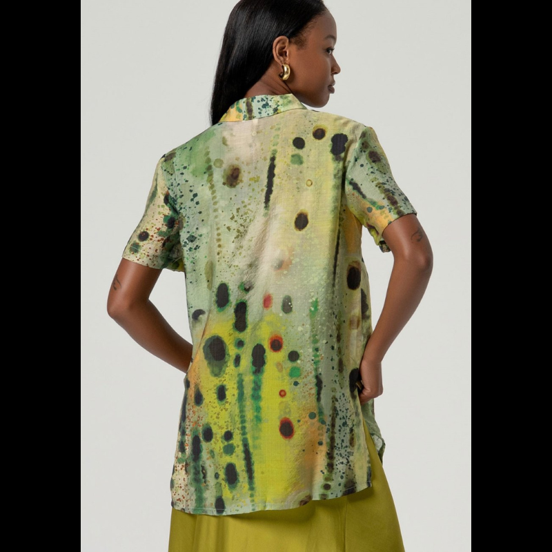 Descubra o conforto e o estilo com este camiseiro SURKANA de manga curta, perfeito para os dias mais quentes. O design solto e leve oferece liberdade de movimento, enquanto a estampagem abstrata em tons verdes adiciona um toque contemporâneo ao seu guarda-roupa. Com corte reto, botões verdes na frente e aberturas na barra, nas laterais, é a peça versátil que procura para criar looks descontraídos e sofisticados.