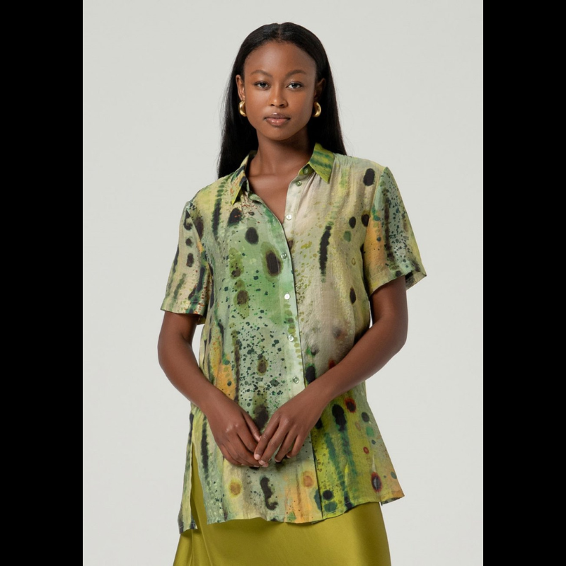 Descubra o conforto e o estilo com este camiseiro SURKANA de manga curta, perfeito para os dias mais quentes. O design solto e leve oferece liberdade de movimento, enquanto a estampagem abstrata em tons verdes adiciona um toque contemporâneo ao seu guarda-roupa. Com corte reto, botões verdes na frente e aberturas na barra, nas laterais, é a peça versátil que procura para criar looks descontraídos e sofisticados.