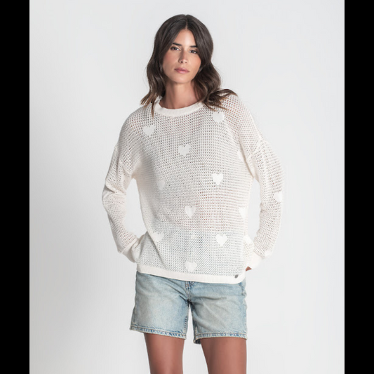 Camisola de decote redondo, perfurada com corações, em crú.
Composição: 67%Liocel + 33%Algodão