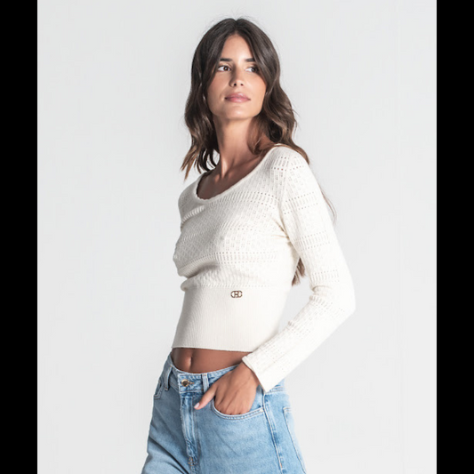 Camisola de decote redondo a ajustar na cintura com aplicação do logotipo da marca em dourado
Composição: 50%Viscose + 22%Poliamida + 28%Poliéster