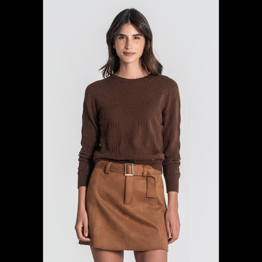 Camisola, em castanho, de decote redondo com textura de relevos "R".