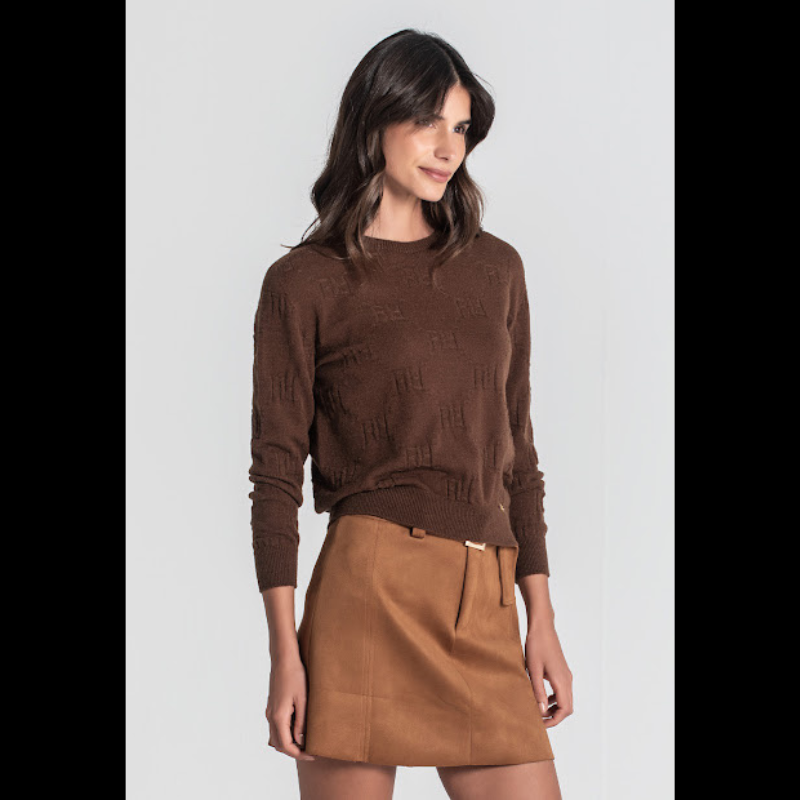 Camisola, em castanho, de decote redondo com textura de relevos "R".
