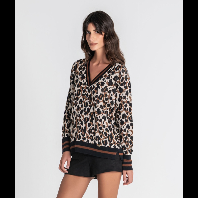 Camisola de decote em V que combina elegância e estilo. O padrão animal print em tons naturais de bege, castanho e preto cria uma estética versátil e sofisticada. Os apontamentos em dourado adicionam um toque de luxo, elevando o look para ocasiões especiais ou para uso do dia a dia com confiança.