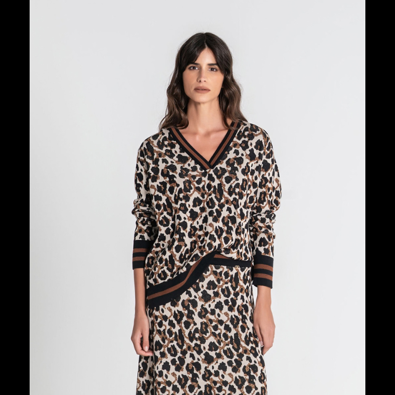 Camisola de decote em V que combina elegância e estilo. O padrão animal print em tons naturais de bege, castanho e preto cria uma estética versátil e sofisticada. Os apontamentos em dourado adicionam um toque de luxo, elevando o look para ocasiões especiais ou para uso do dia a dia com confiança.