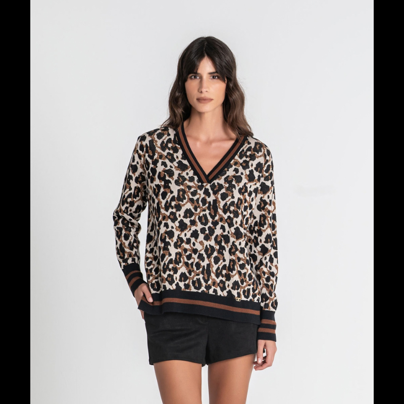 Camisola de decote em V que combina elegância e estilo. O padrão animal print em tons naturais de bege, castanho e preto cria uma estética versátil e sofisticada. Os apontamentos em dourado adicionam um toque de luxo, elevando o look para ocasiões especiais ou para uso do dia a dia com confiança.