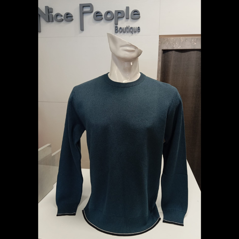 Camisola de decote redondo em azul com risca em branco e marinho nos punhos e no cós.