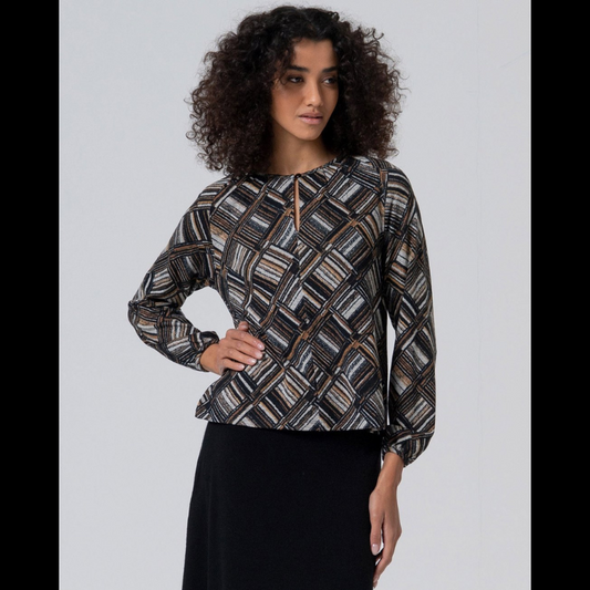 Camisola solta com padrão geométrico em tons preto, cinza e castanho. Decote redondo a fechar com um botão e deixar uma abertura em gota. Camisola de manga comprida a terminar em elástico.
Composição: 50%Poliéster reciclado + 45%Poliéster + 5%Elastano