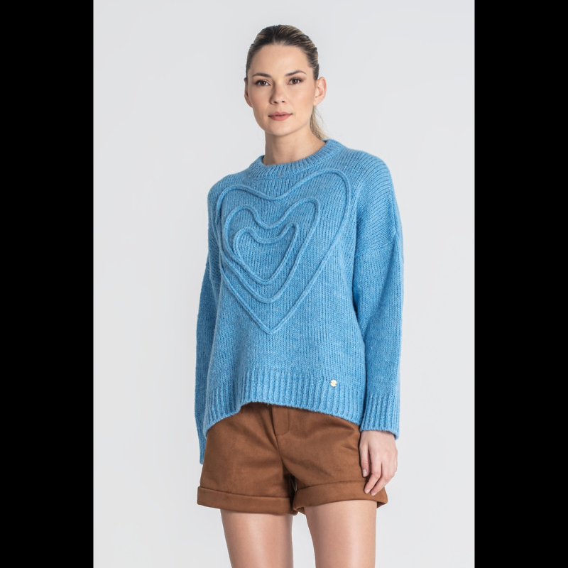 Camisola de decote redondo, em azul, com corações bordados na frente.