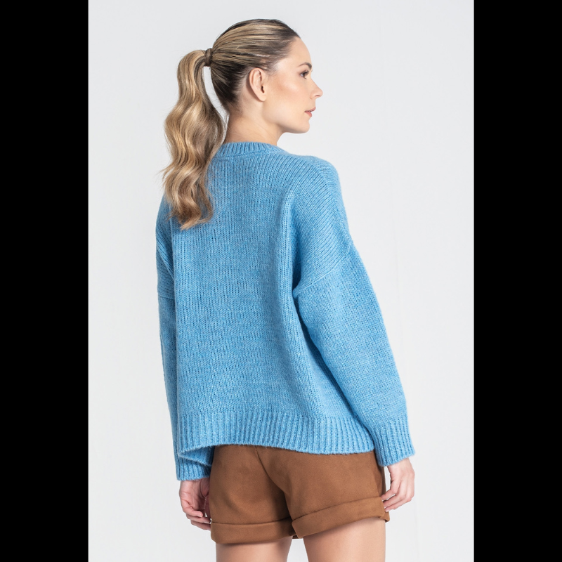 Camisola de decote redondo, em azul, com corações bordados na frente.