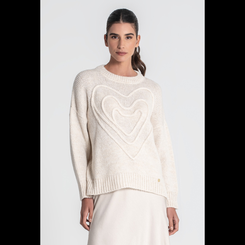 Camisola de decote redondo, em crú, com corações bordados na frente.