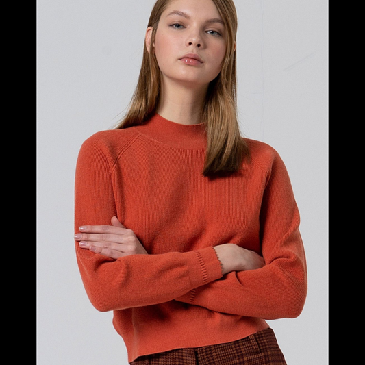 Camisola com gola perkings e manga reglã na cor tijolo. Punhos com pormenores.
Composição: 64%Poliéster b+ 30%Nylon + 6%Lã