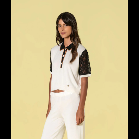 Peça versátil em tom natural, esta Camisola e Pólo combina conforto e sofisticação através do contraste entre a malha lisa e as mangas em renda preta com um acabamento delicado em crú. O decote apresenta detalhes refinados com acabamento em preto e uma delicada risca em caramelo, criando um visual elegante e contemporâneo. Ideal para quem procura uma peça que transita facilmente entre o casual e o mais elaborado.