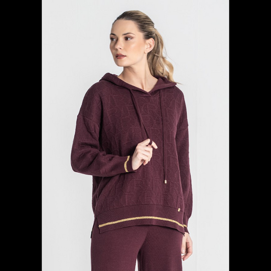 Camisola, em borgonha, de decote redondo e com textura de relevos "RR". Camisola com capucho e detalhas em dourado.
Composição: 60%Liocel + 30%Algodão + 10%Lurex