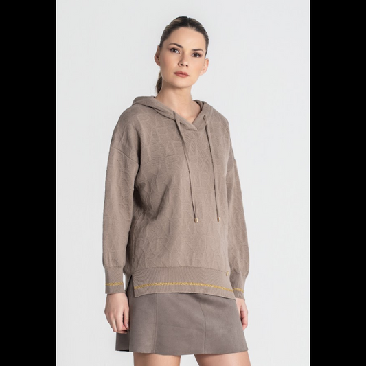 Camisola, em taupe, de decote redondo e com textura de relevos "RR". Camisola com capucho e detalhas em dourado.
Composição: 60%Liocel + 30%Algodão + 10%Lurex