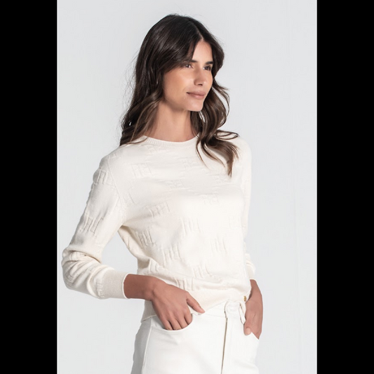 Camisola, em crú, de decote redondo com textura de relevos "R".
Composição: 50%Viscose + 22%Poliamida + 28%Poliéster