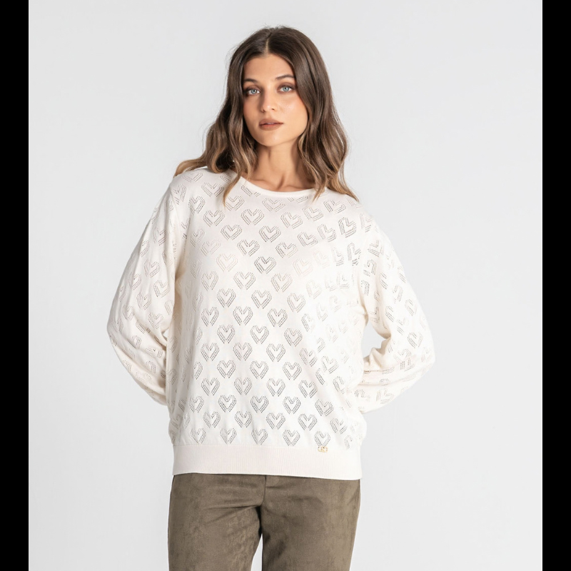 Camisola de malha em crú com decote redondo e detalhes de corações perfurados. As mangas compridas terminam com quatro botões dourados
