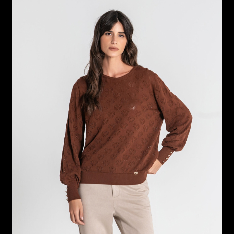 Camisola de malha em castanho torrado com decote redondo e detalhes de corações perfurados. As mangas compridas terminam com quatro botões dourados.