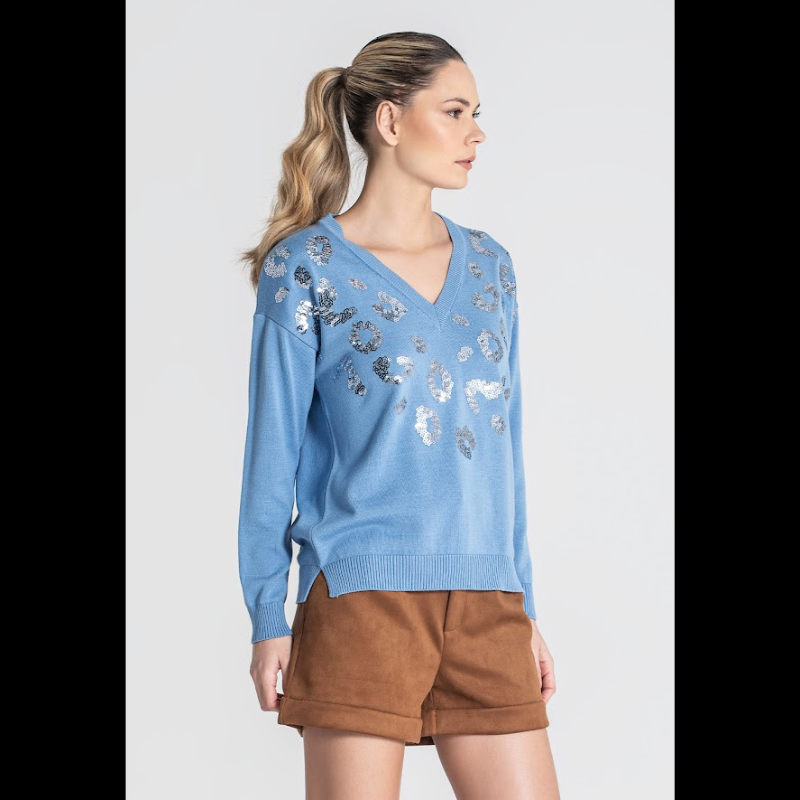 Camisola em azul, com decote em V e com lantejoulas em padrão animal print.