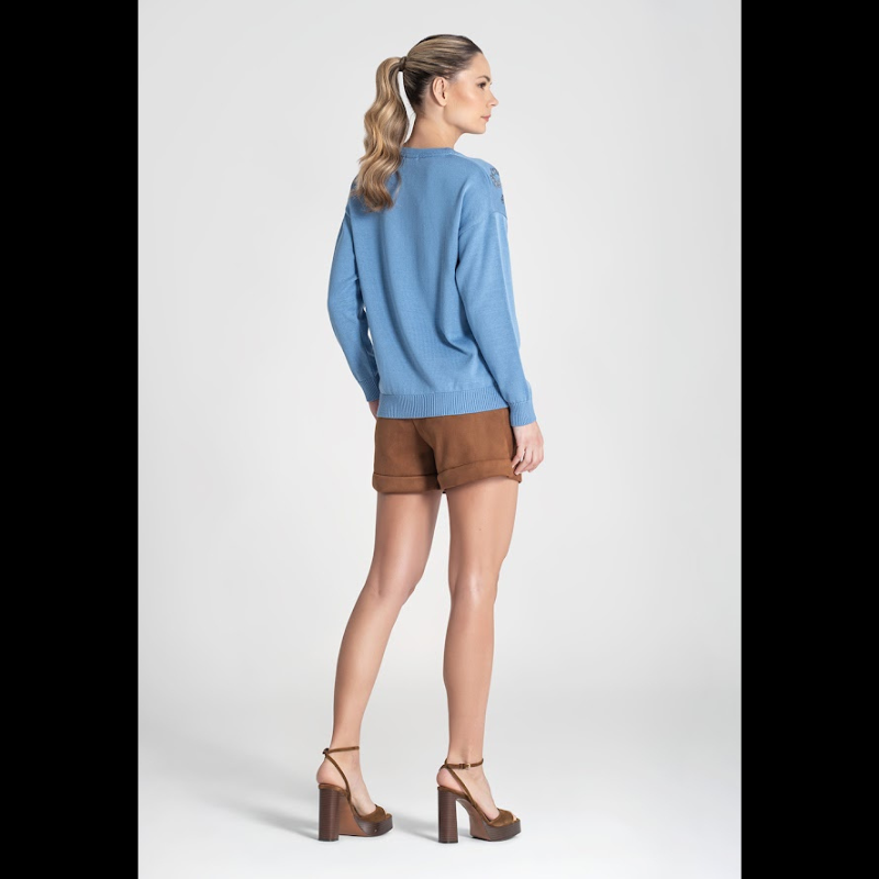 Camisola em azul, com decote em V e com lantejoulas em padrão animal print.