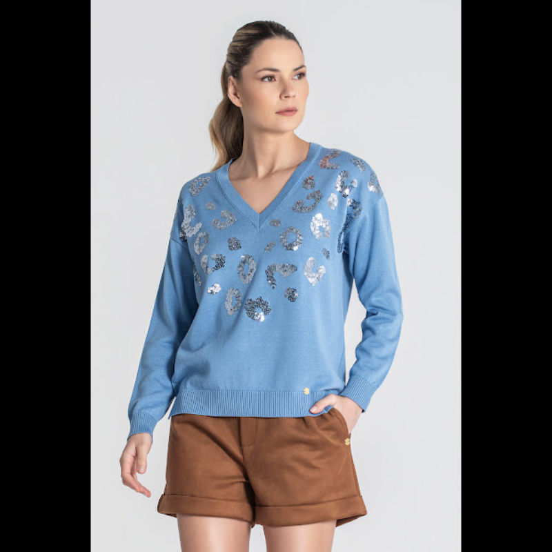 Camisola em azul, com decote em V e com lantejoulas em padrão animal print.