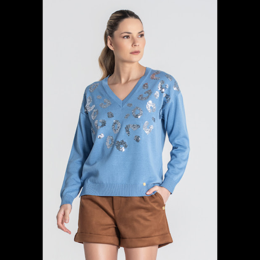 Camisola em azul, com decote em V e com lantejoulas em padrão animal print.