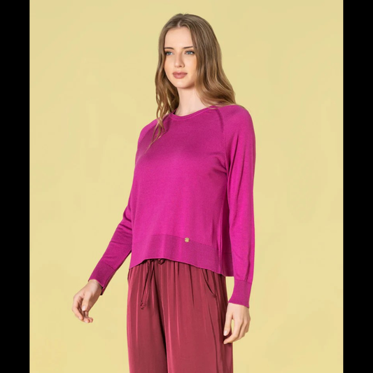 Camisola confecionada em malha fina de excelente qualidade. Esta camisola combina simplicidade e sofisticação. O decote redondo clássico e o corte amplo garantem conforto sem sacrificar a elegância visual. A tonalidade fúchsia vibrante adiciona personalidade a qualquer composição, funcionando como peça-chave versátil. Resistente e confortável ao longo do tempo, representa um investimento sólido para um guarda-roupa moderno e prático.