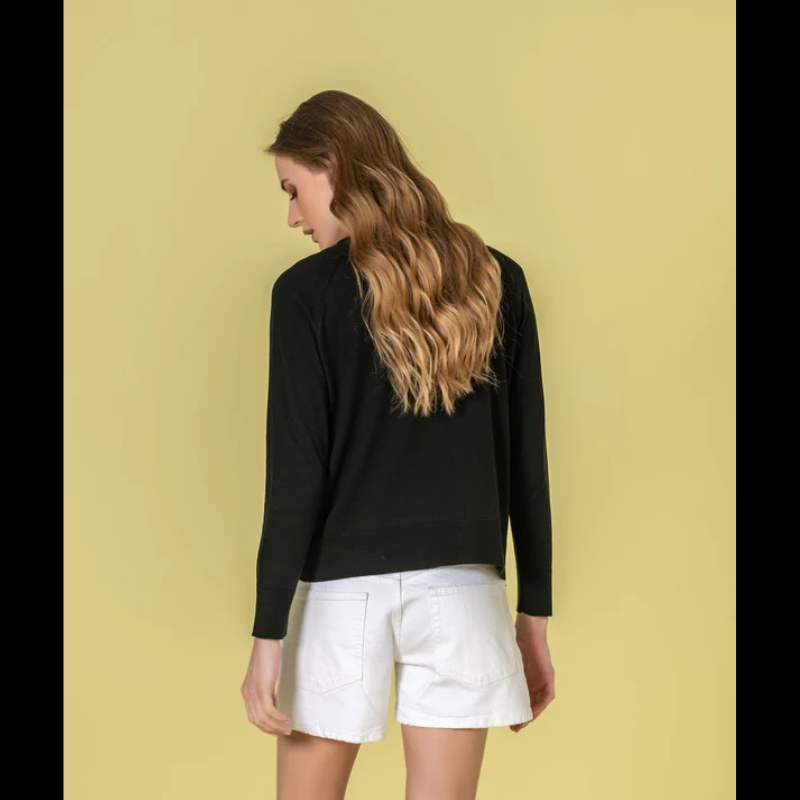 Camisola em malha fina é uma peça essencial. Esta camisola apresenta um decote redondo subtil e silhueta descontraída que se adapta perfeitamente ao corpo. O preto clássico garante compatibilidade total com qualquer combinação, funcionando tanto como base discreta quanto como peça de destaque. Ideal para quem procura investir em peças duráveis e versáteis que transcendem tendências sazonais, oferecendo elegância sem esforço ao guarda-roupa.