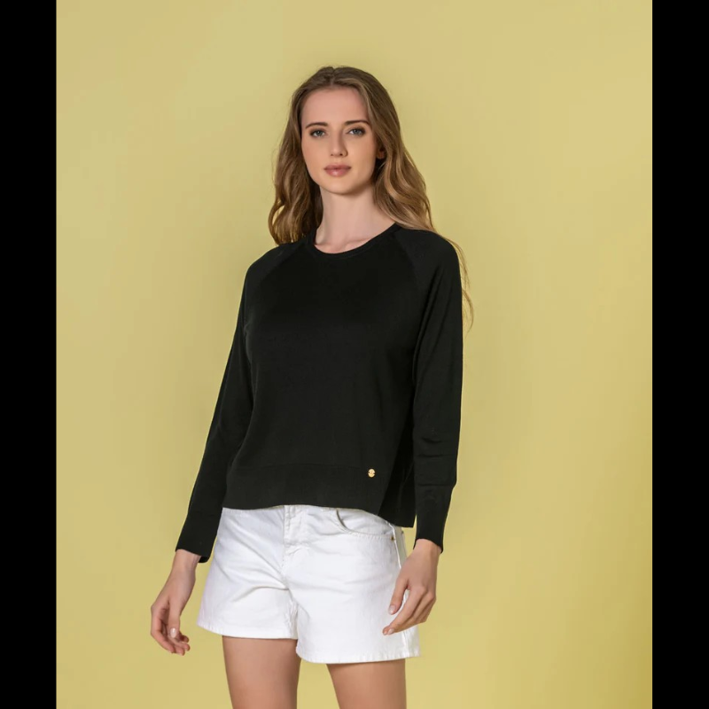 Camisola em malha fina é uma peça essencial. Esta camisola apresenta um decote redondo subtil e silhueta descontraída que se adapta perfeitamente ao corpo. O preto clássico garante compatibilidade total com qualquer combinação, funcionando tanto como base discreta quanto como peça de destaque. Ideal para quem procura investir em peças duráveis e versáteis que transcendem tendências sazonais, oferecendo elegância sem esforço ao guarda-roupa.