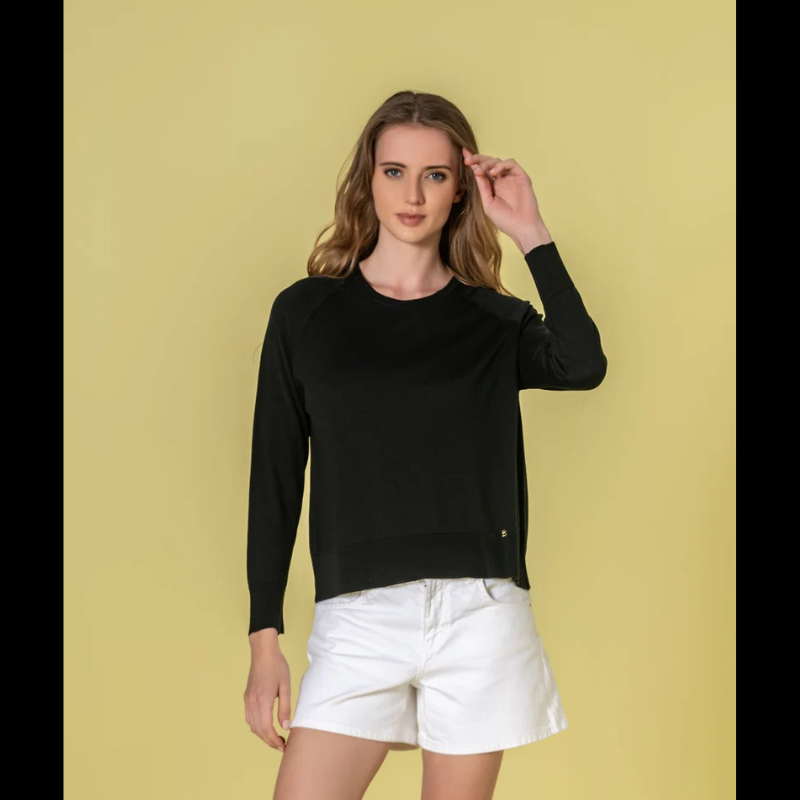Camisola em malha fina é uma peça essencial. Esta camisola apresenta um decote redondo subtil e silhueta descontraída que se adapta perfeitamente ao corpo. O preto clássico garante compatibilidade total com qualquer combinação, funcionando tanto como base discreta quanto como peça de destaque. Ideal para quem procura investir em peças duráveis e versáteis que transcendem tendências sazonais, oferecendo elegância sem esforço ao guarda-roupa.