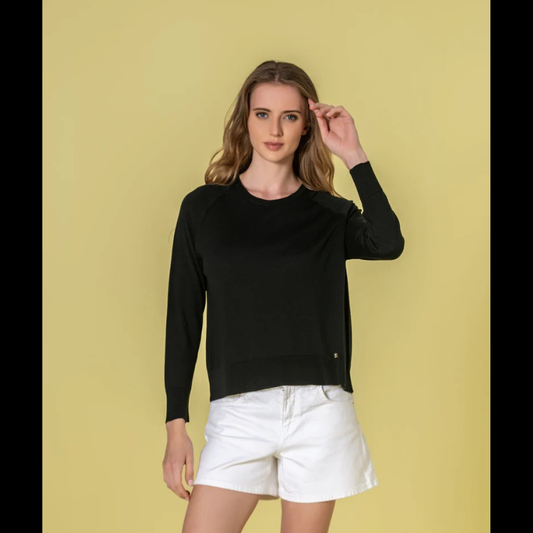 Camisola em malha fina é uma peça essencial. Esta camisola apresenta um decote redondo subtil e silhueta descontraída que se adapta perfeitamente ao corpo. O preto clássico garante compatibilidade total com qualquer combinação, funcionando tanto como base discreta quanto como peça de destaque. Ideal para quem procura investir em peças duráveis e versáteis que transcendem tendências sazonais, oferecendo elegância sem esforço ao guarda-roupa.