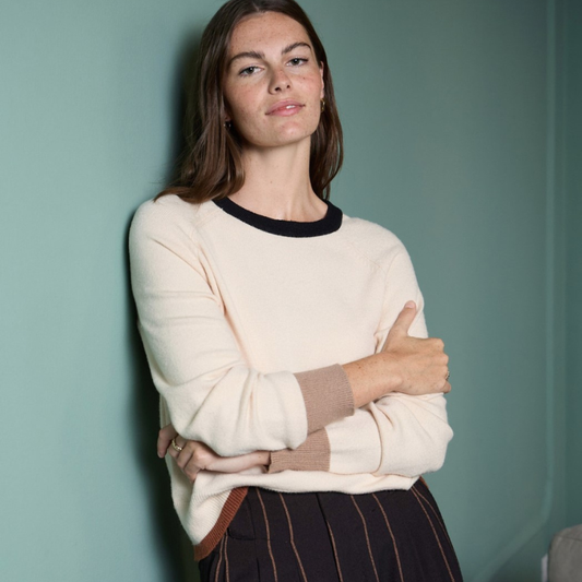 Camisola bege de decote redondo em preto a fazer contraste.
Composição: 50%Viscose + 28%Poliéster + 22%Poliamida