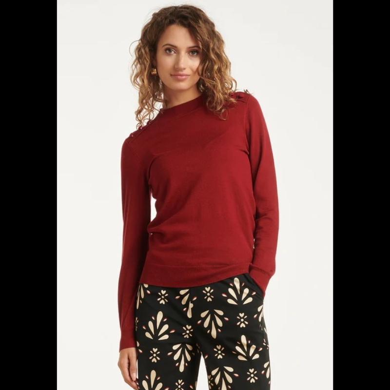 Camisola de manga comprida em bordô. Pormenores de botões forrados nos ombros.
Composição: 70%Viscose + 30%Nylon