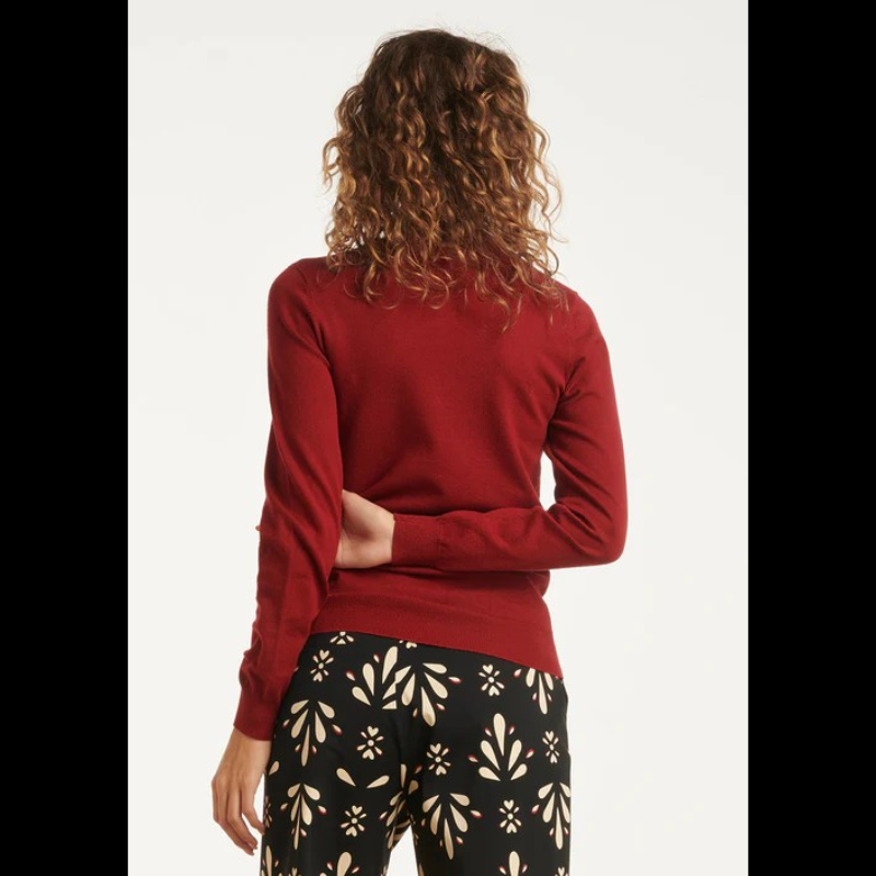 Camisola de manga comprida em bordô. Pormenores de botões forrados nos ombros.
Composição: 70%Viscose + 30%Nylon