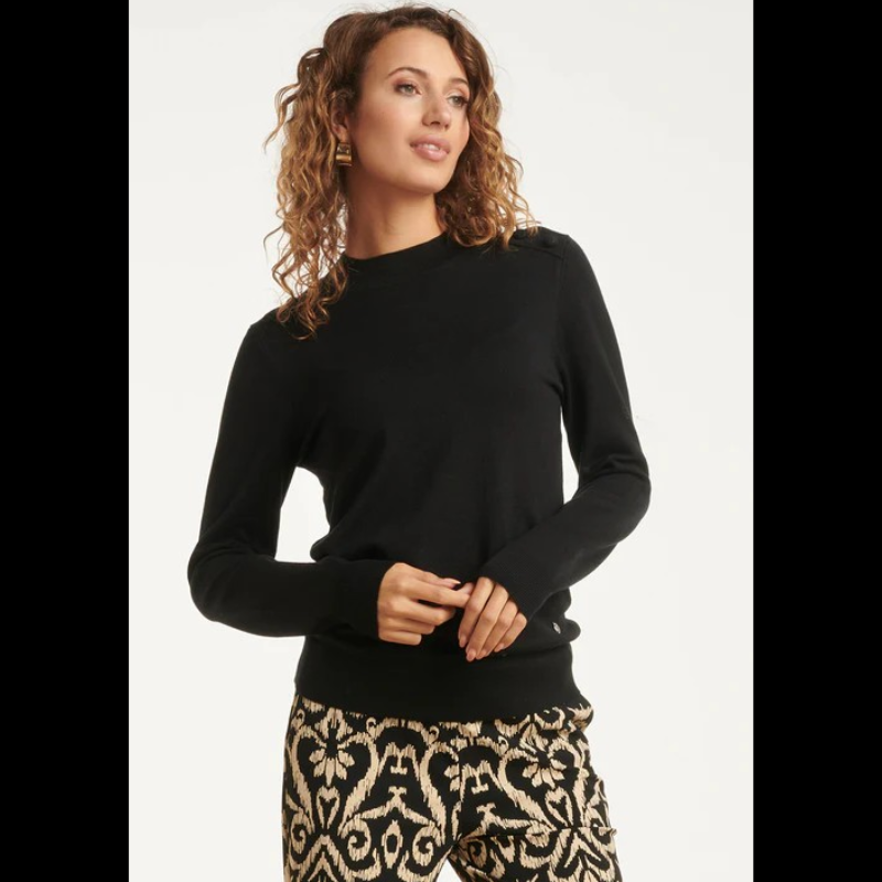 Camisola de manga comprida em preto. Pormenores de botões forrados nos ombros.
Composição: 70%Viscose + 30%Nylon