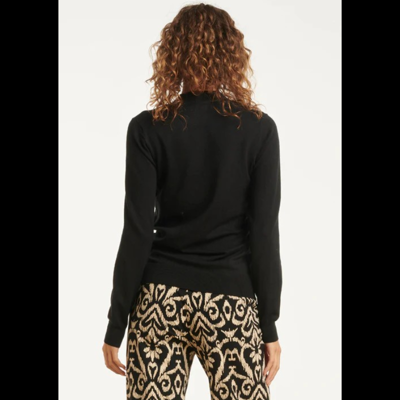 Camisola de manga comprida em preto. Pormenores de botões forrados nos ombros.
Composição: 70%Viscose + 30%Nylon