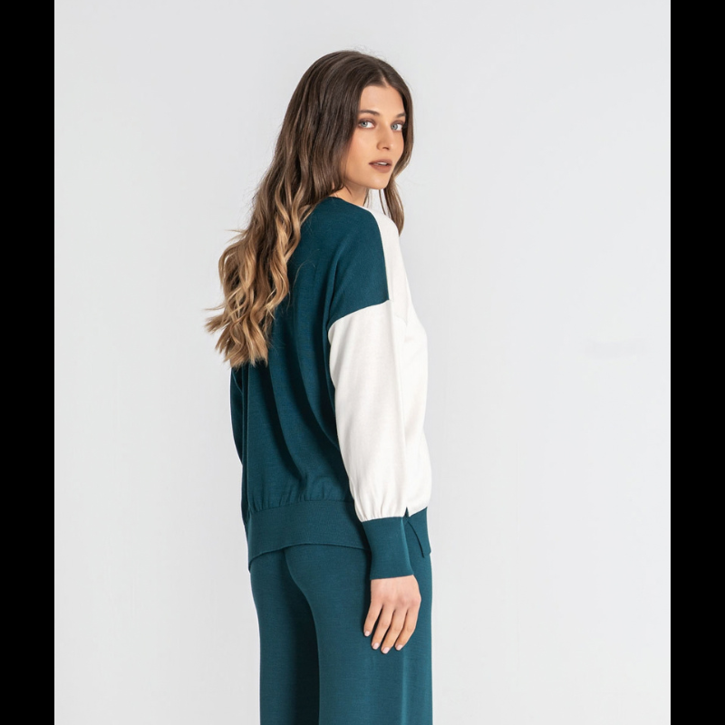 Camisola de malha em petróleo com decote redondo e detalhes em estrelas brancas.