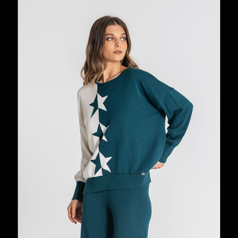 Camisola de malha em petróleo com decote redondo e detalhes em estrelas brancas.
