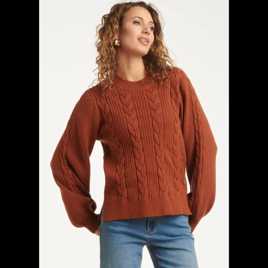 Camisola de decote redondo, de malha estruturada em cognac. Camisola de corte solto e de mangas compridas soltas a terminar com punho mais justo.
Composição: 52%Viscose + 28%Poliéster + 20%Nylon