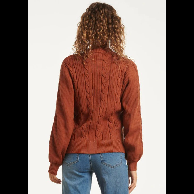 Camisola de decote redondo, de malha estruturada em cognac. Camisola de corte solto e de mangas compridas soltas a terminar com punho mais justo.
Composição: 52%Viscose + 28%Poliéster + 20%Nylon