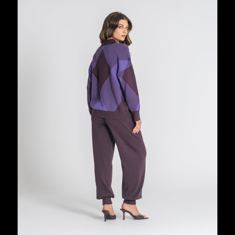 Camisola elegante de manga comprida em beringela com gola de polo e três botões em dourado. Destaca-se pelo estampado geométrico de losangos em roxo que confere um toque sofisticado e contemporâneo.