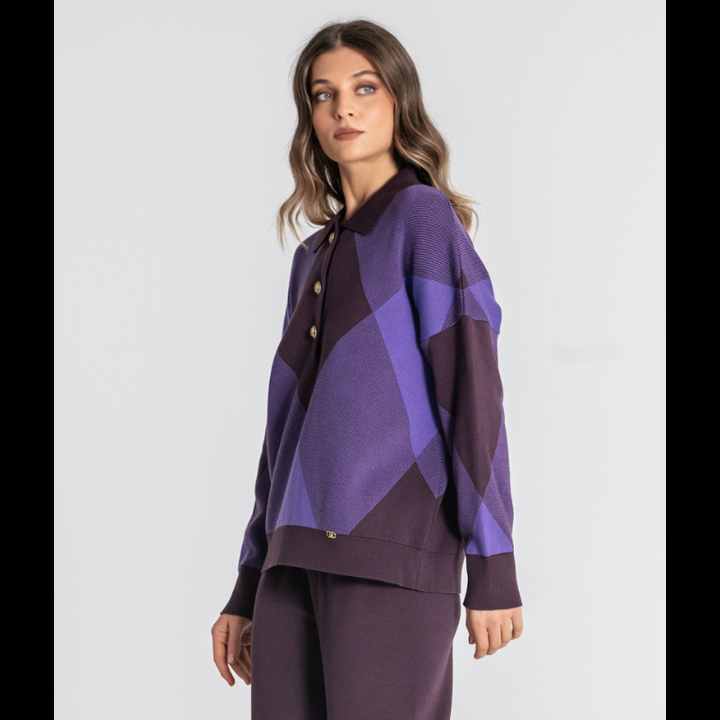 Camisola elegante de manga comprida em beringela com gola de polo e três botões em dourado. Destaca-se pelo estampado geométrico de losangos em roxo que confere um toque sofisticado e contemporâneo.
