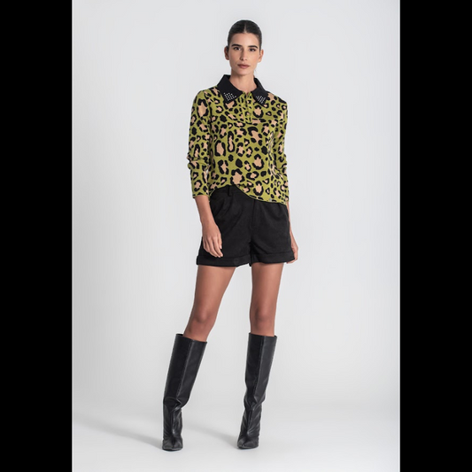 Camisola modelo polo em azeitona com padrão animal print. Gola com brilhos e a apertar na frente com botões.
Composição: 50%Viscose + 22%Poliamida + 28%Poliester