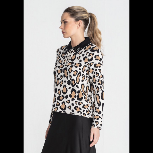 Camisola modelo polo em crú com padrão animal print. Gola com brilhos e a apertar na frente com botões.
Composição: 50%Viscose + 22%Poliamida + 28%Poliester