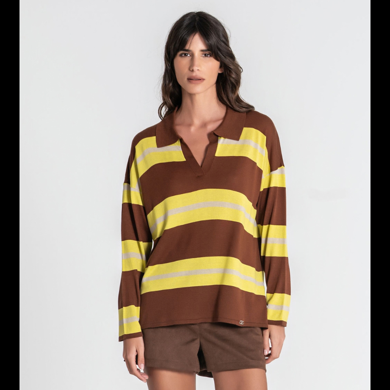 Camisola com gola tipo polo às riscas em castanho torrado, lima e bege. Corte solto e confortável para um ajuste descontraído.